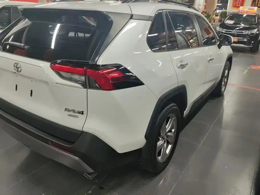 Toyota RAV4 — фото 10