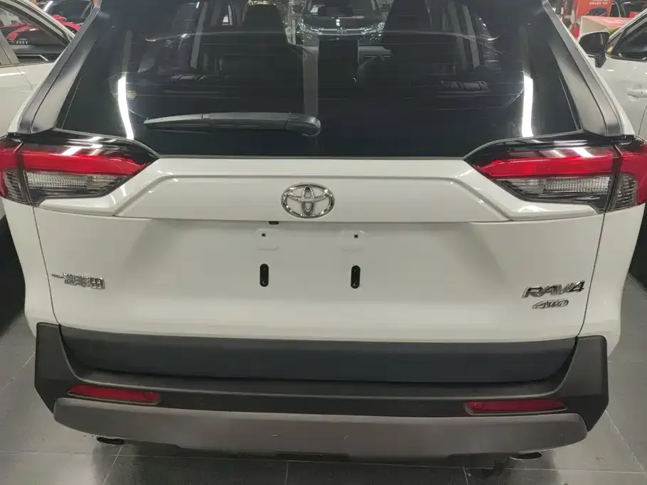 Toyota RAV4 — фото 8
