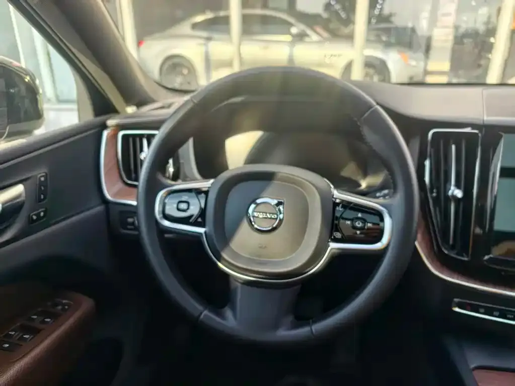 Volvo XC60 — фото 9