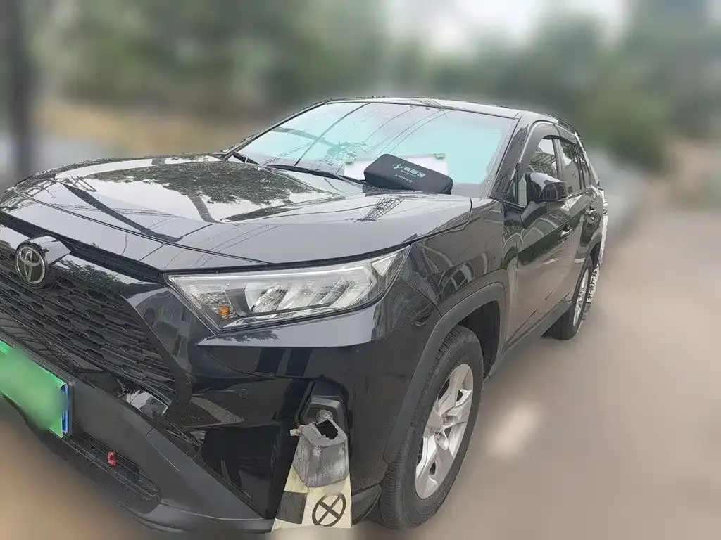 Toyota RAV4 — фото 1
