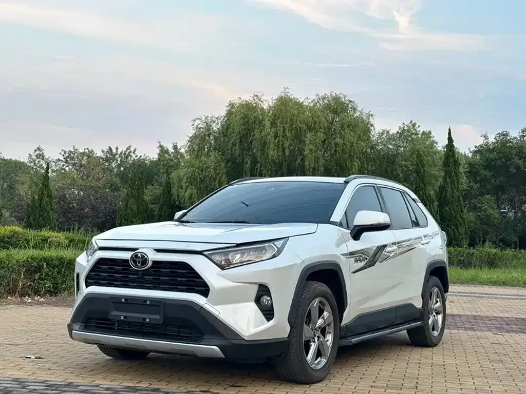 Toyota RAV4 — фото 1