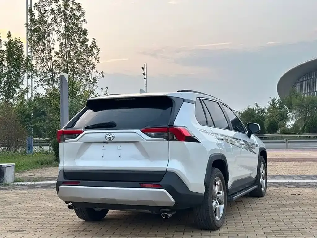Toyota RAV4 — фото 8