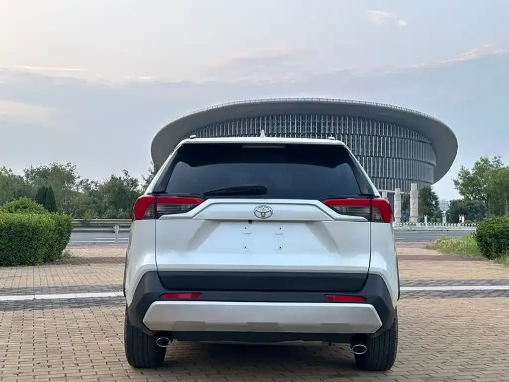 Toyota RAV4 — фото 5