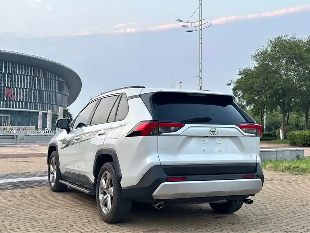 Toyota RAV4 — фото 4