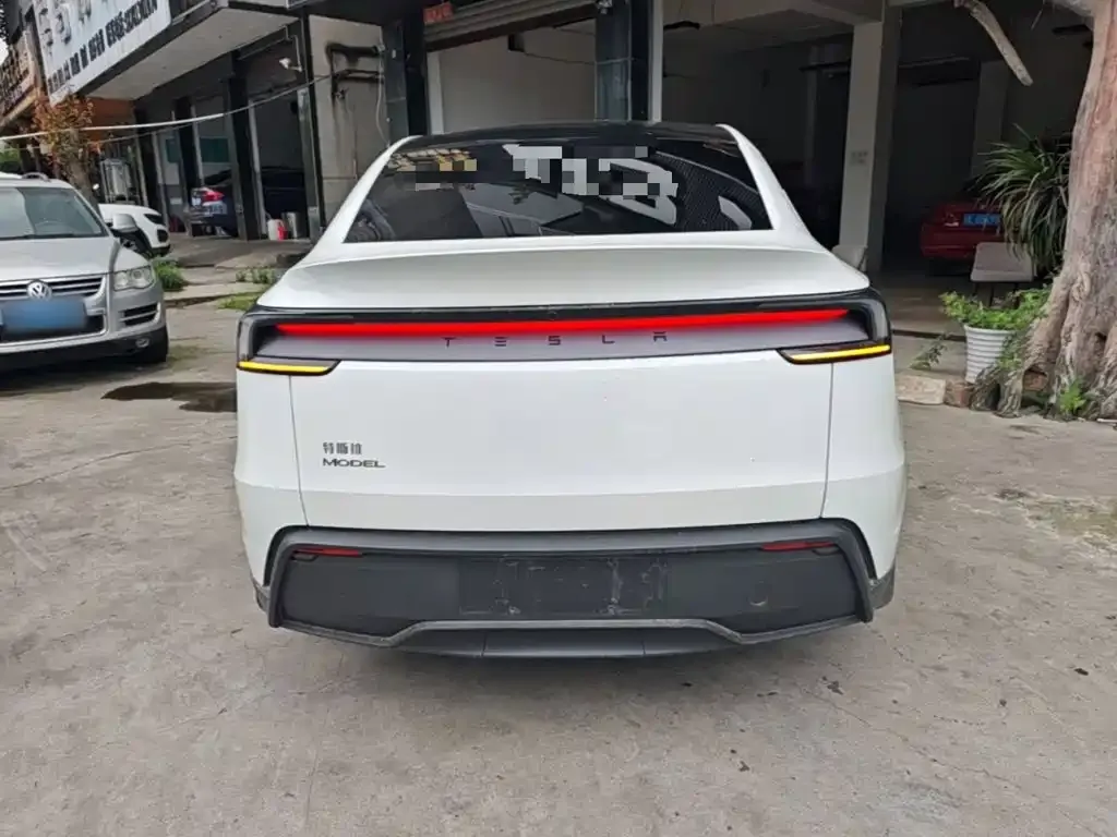Tesla Model Y — фото 10