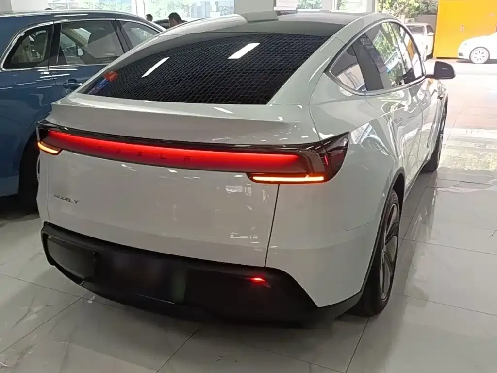 Tesla Model Y — фото 9