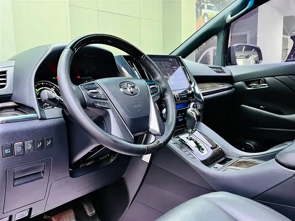 Toyota Vellfire — фото 6