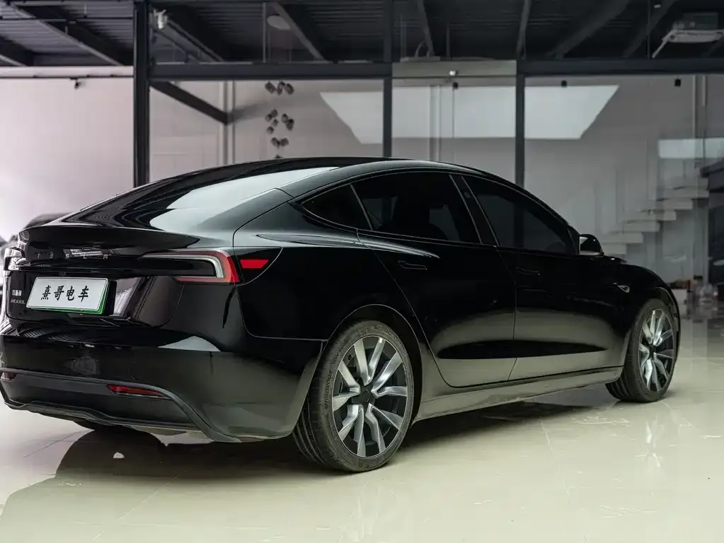 Tesla Model 3 — фото 4