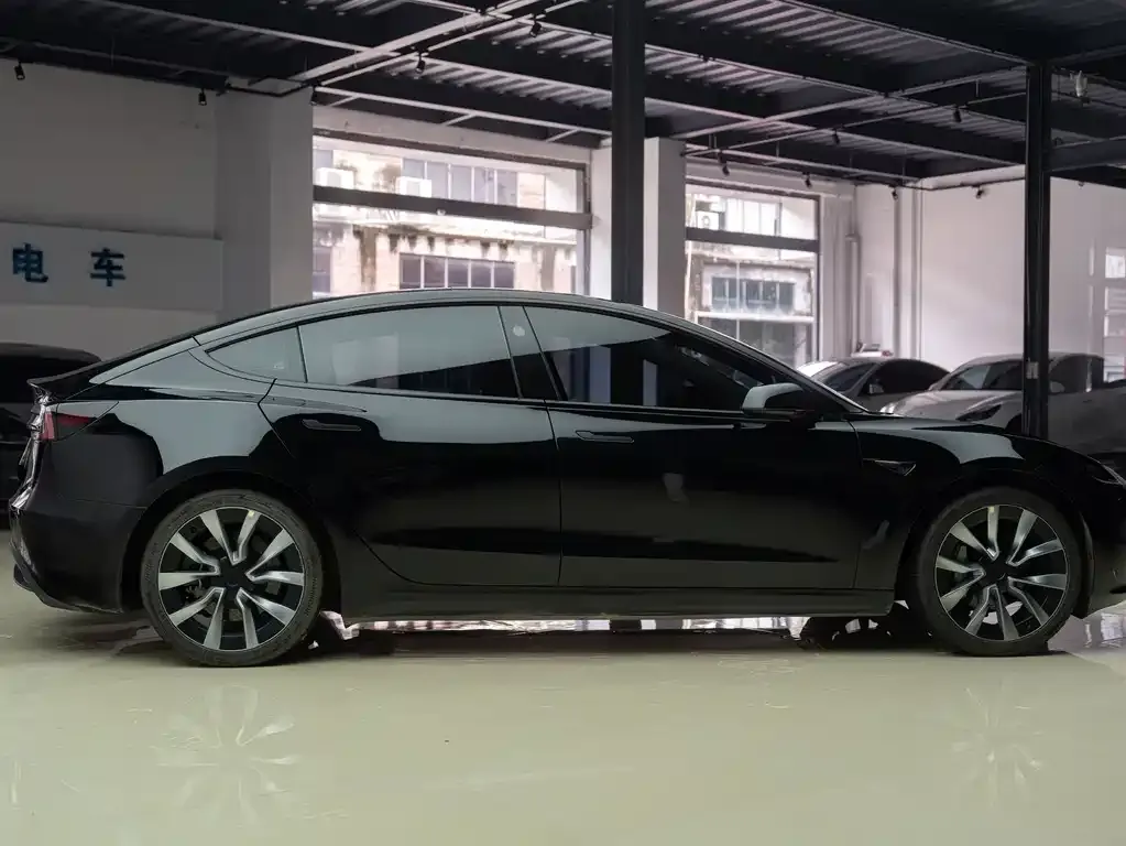 Tesla Model 3 — фото 7
