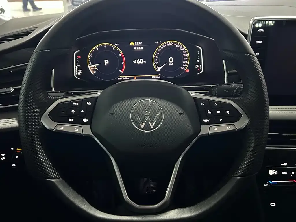 Volkswagen Tiguan L — фото 10