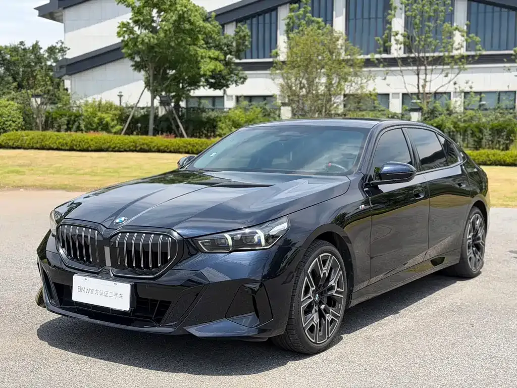BMW 5 Series — фото 1
