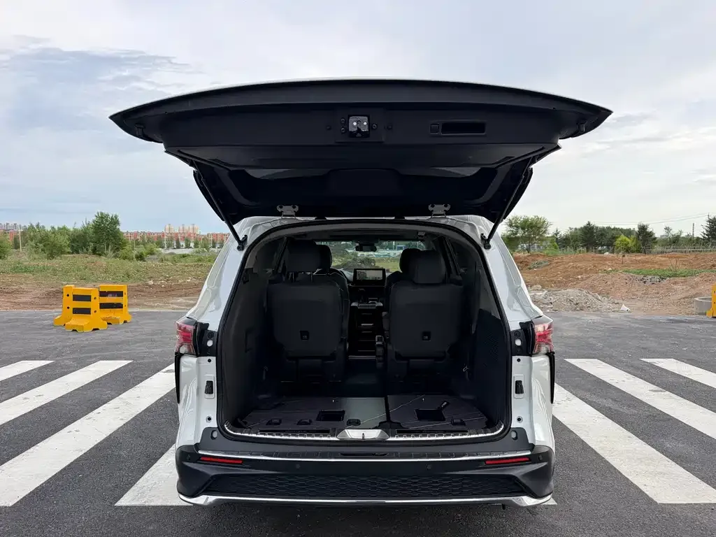 Toyota Granvia 2024 из CN, фото 3