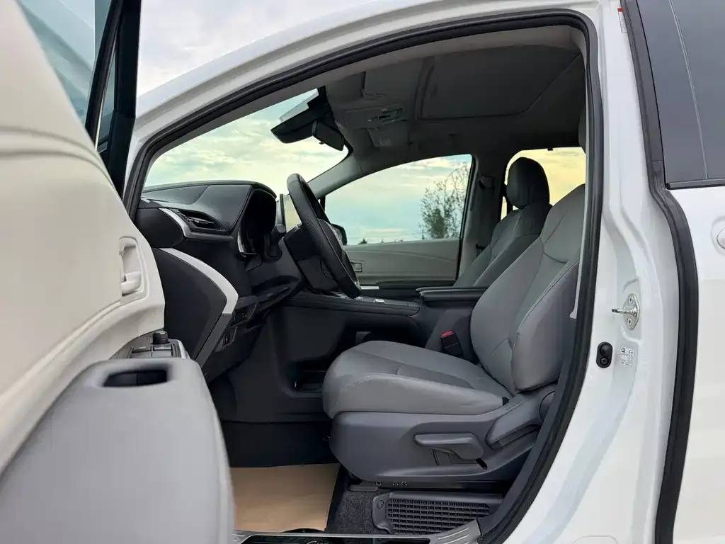 Toyota Granvia 2024 из CN, фото 2