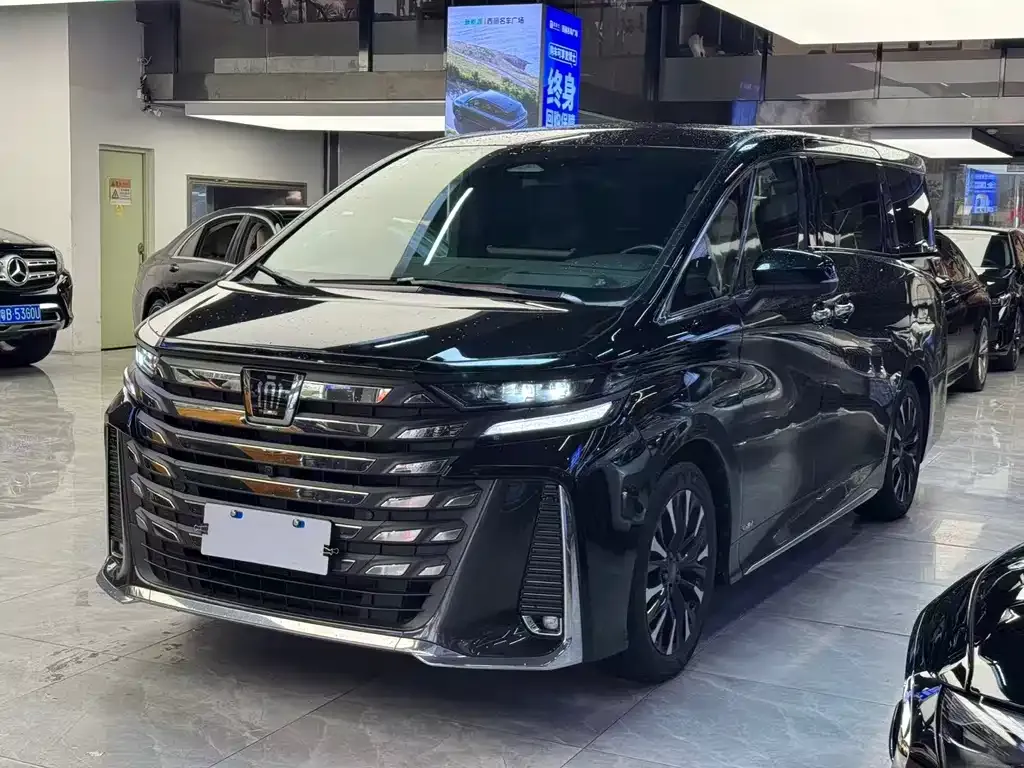 Toyota Vellfire — фото 1