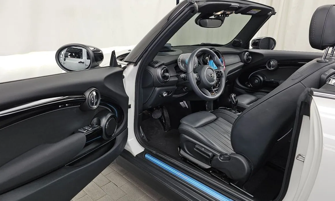 Mini Cooper Convertible 2023 из KR, фото 3