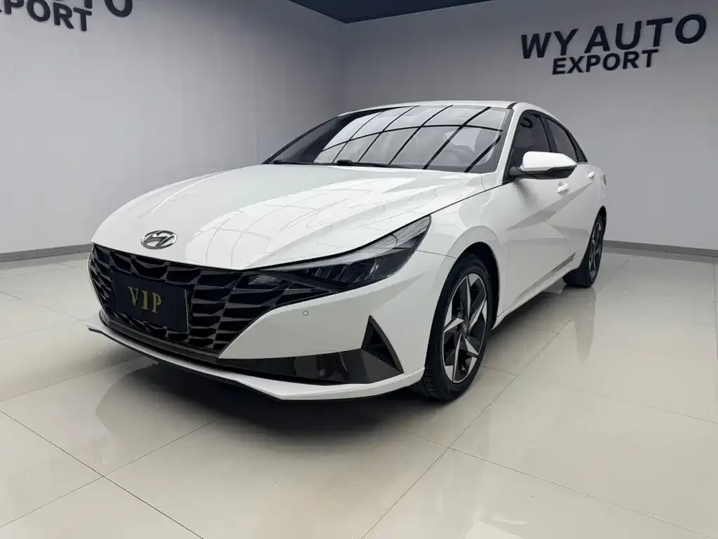 Hyundai Elantra — фото 1