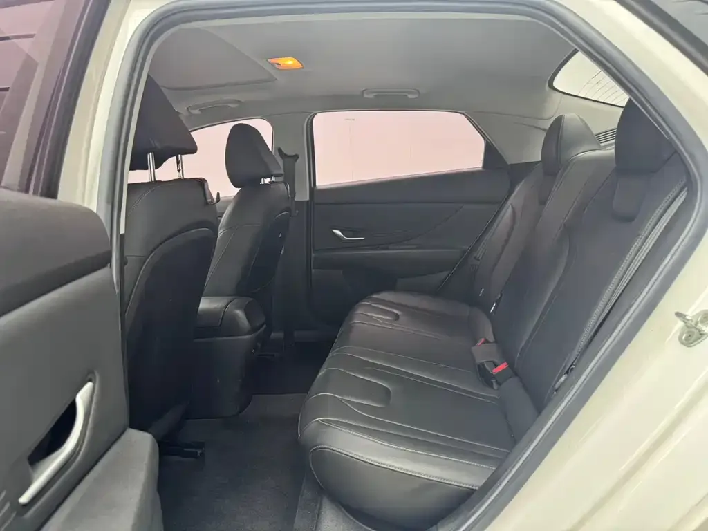 Hyundai Elantra — фото 10