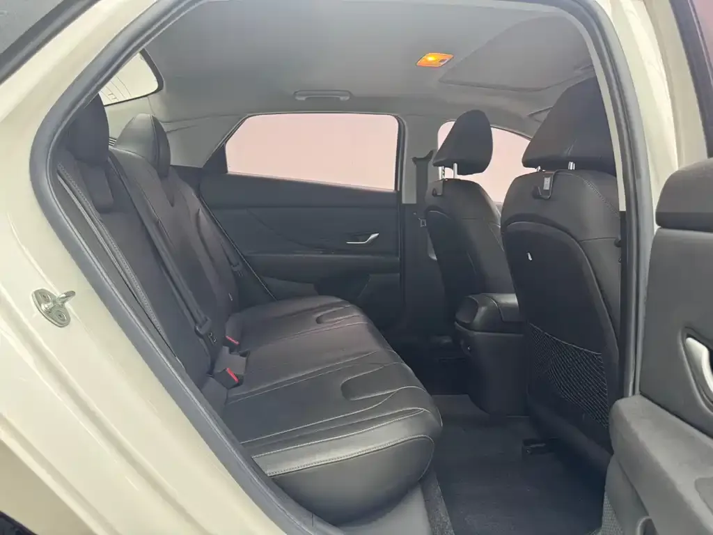 Hyundai Elantra — фото 2