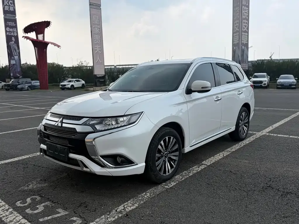 Mitsubishi Outlander — фото 1