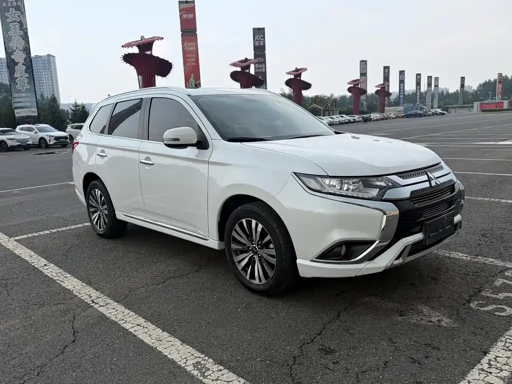 Mitsubishi Outlander — фото 8