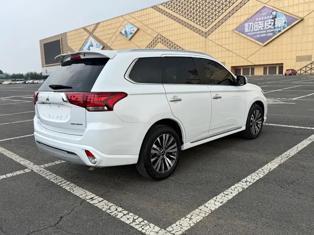 Mitsubishi Outlander — фото 5