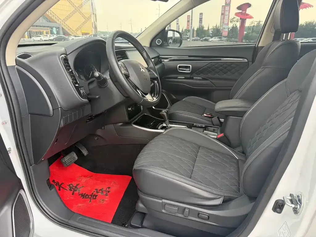 Mitsubishi Outlander — фото 10