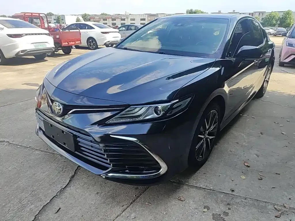 Toyota Camry — фото 1