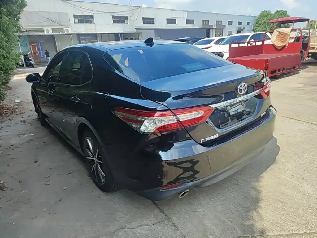 Toyota Camry — фото 2