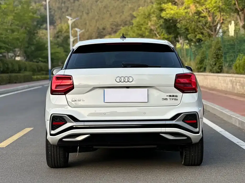 Audi Q2L — фото 6