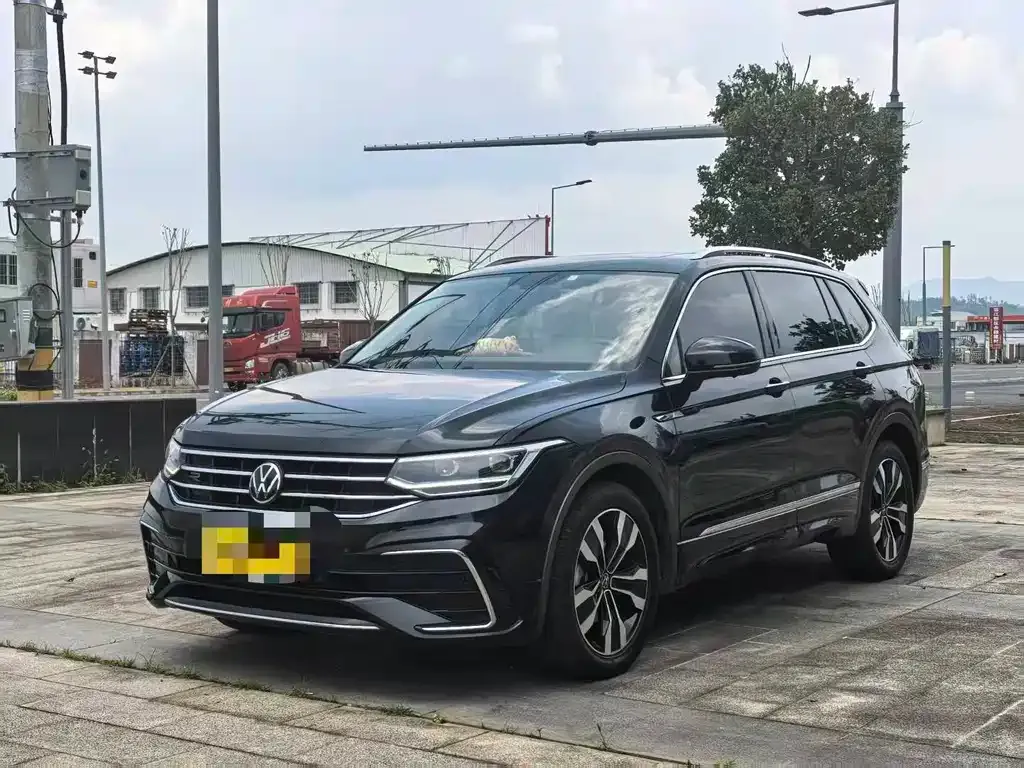 Volkswagen Tiguan L — фото 1