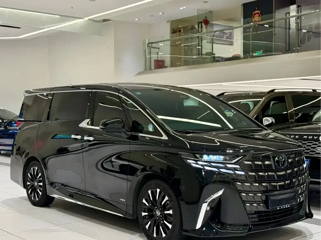 Toyota Alphard — фото 1