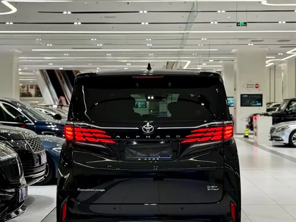 Toyota Alphard — фото 10