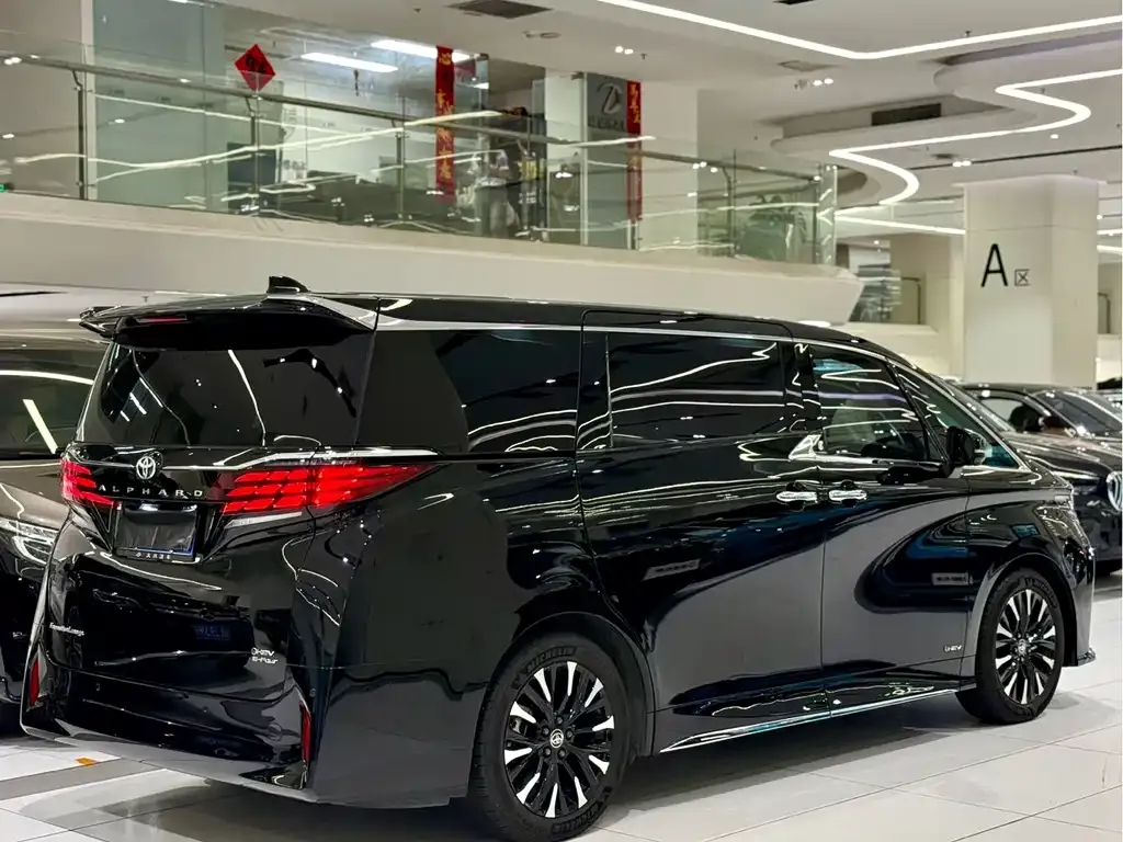 Toyota Alphard — фото 8