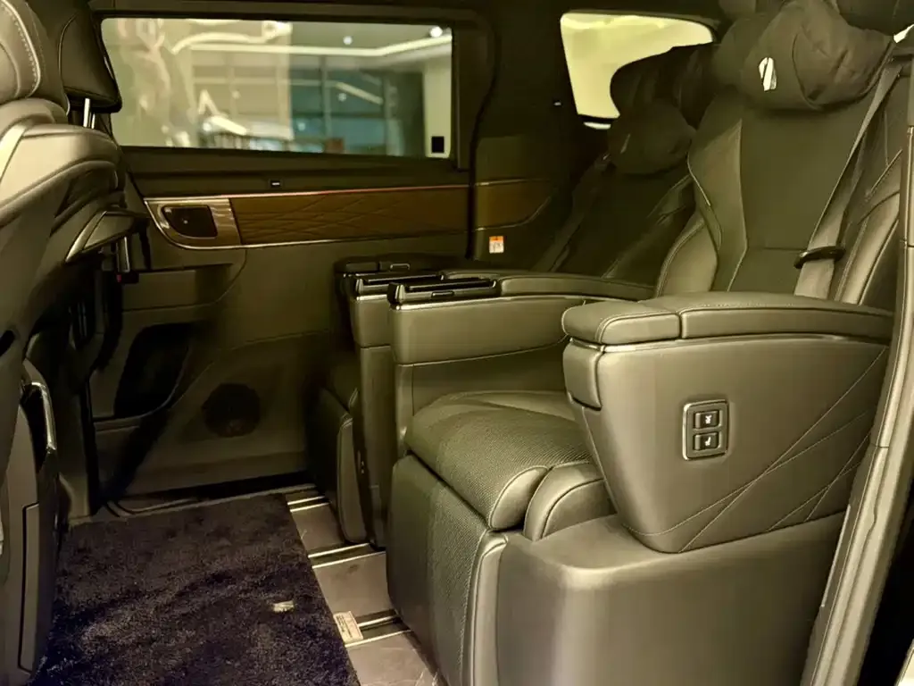 Toyota Alphard — фото 2