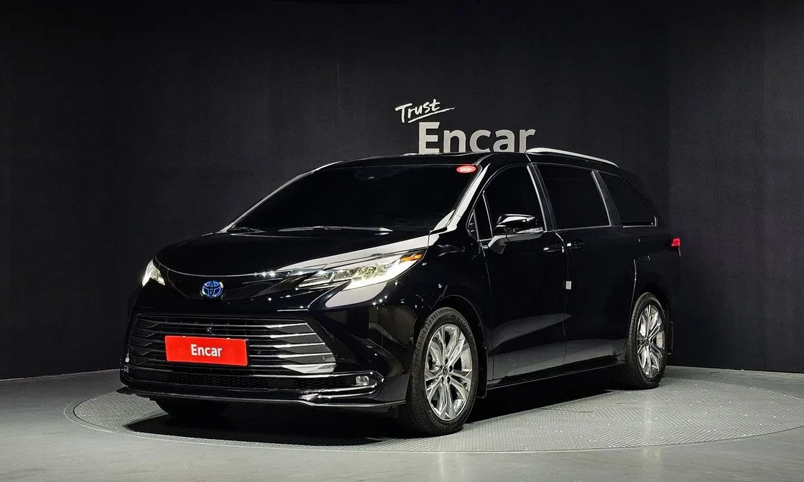 Toyota Sienna — фото 1