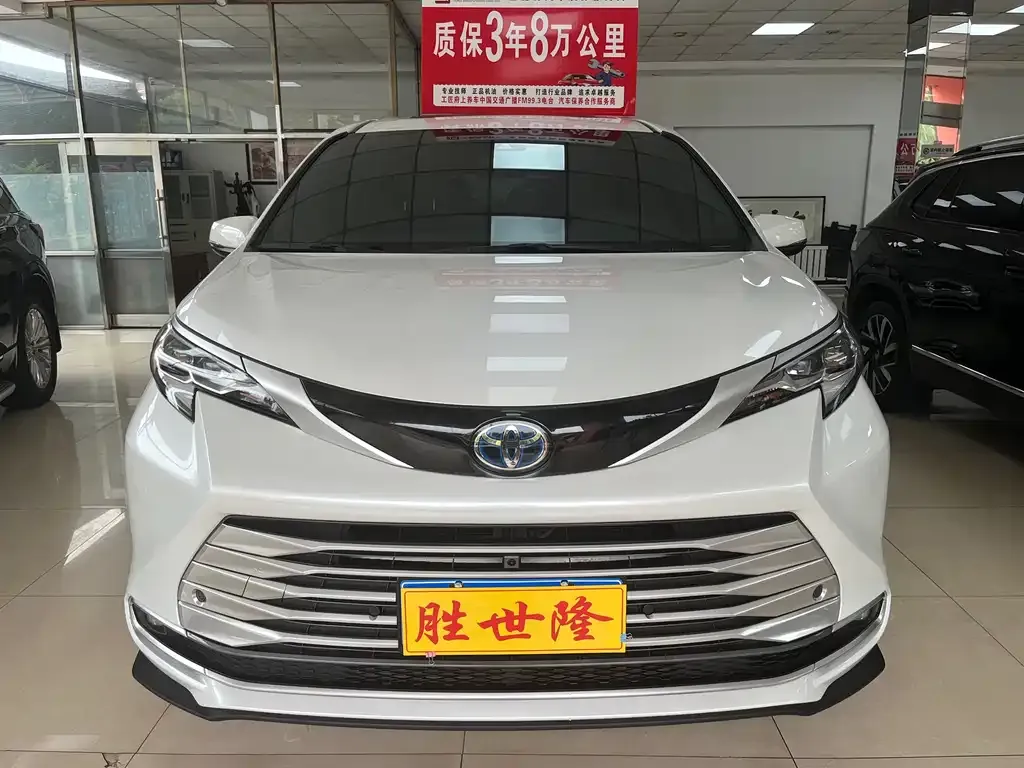Toyota Sienna — фото 1