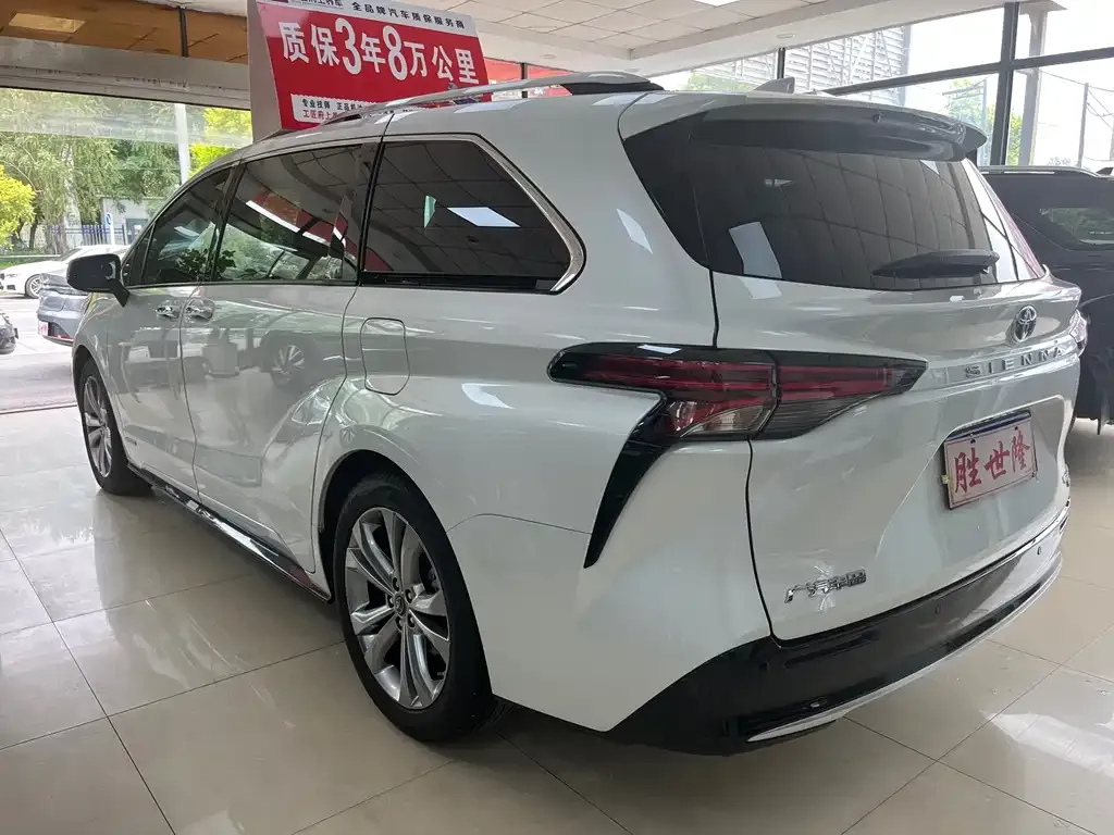 Toyota Sienna — фото 7