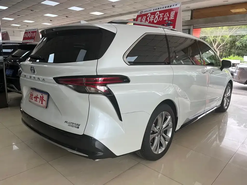 Toyota Sienna — фото 9