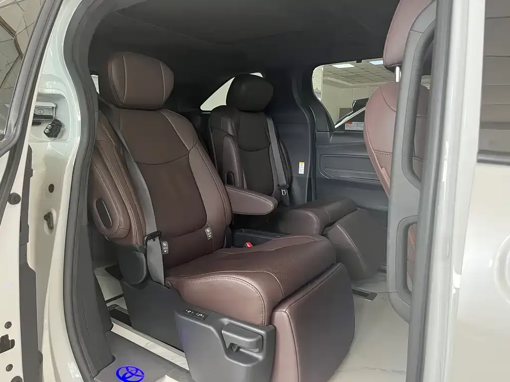 Toyota Sienna — фото 5