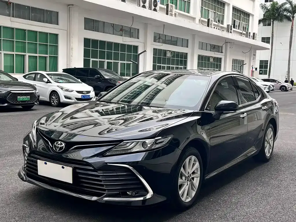 Toyota Camry — фото 1