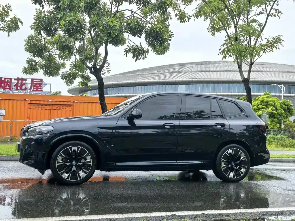 BMW iX3 — фото 10