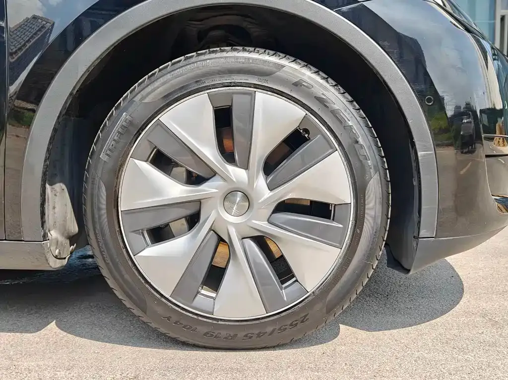 Tesla Model Y — фото 8