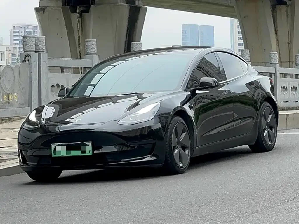 Tesla Model 3 — фото 1