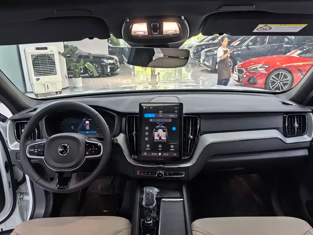 Volvo XC60 — фото 10