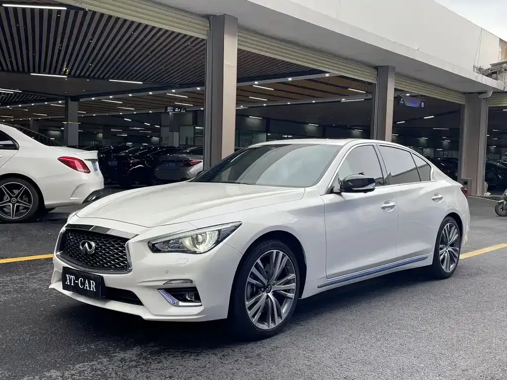 Infiniti Q50L — фото 1