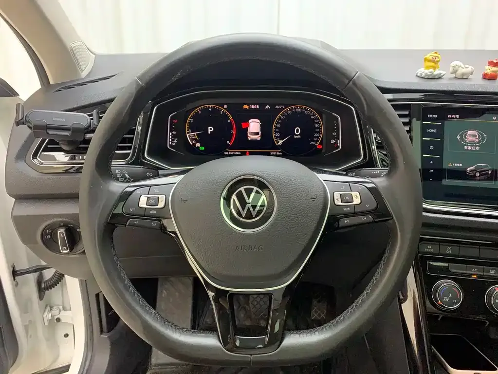 Volkswagen T-Roc — фото 10