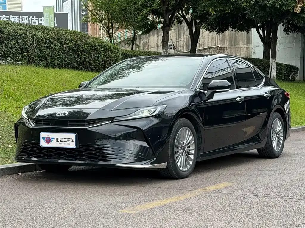 Toyota Camry — фото 1