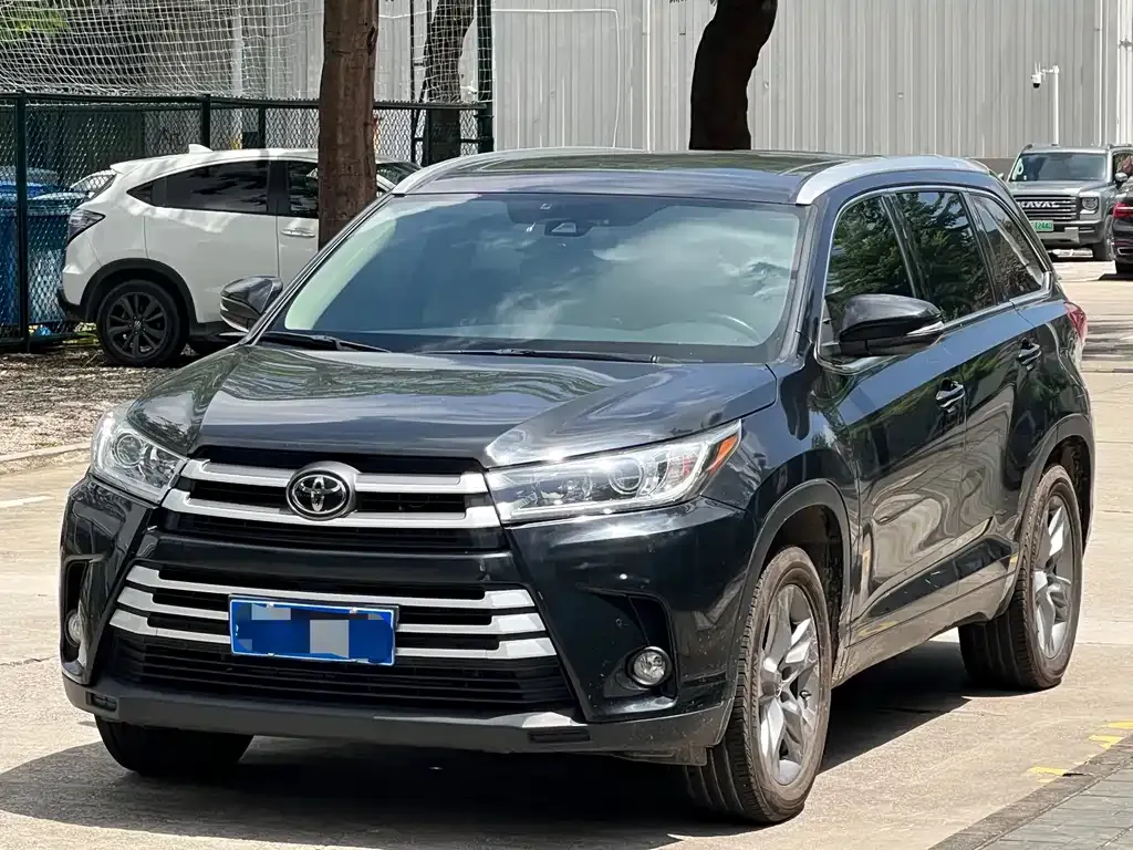 Toyota Highlander — фото 1