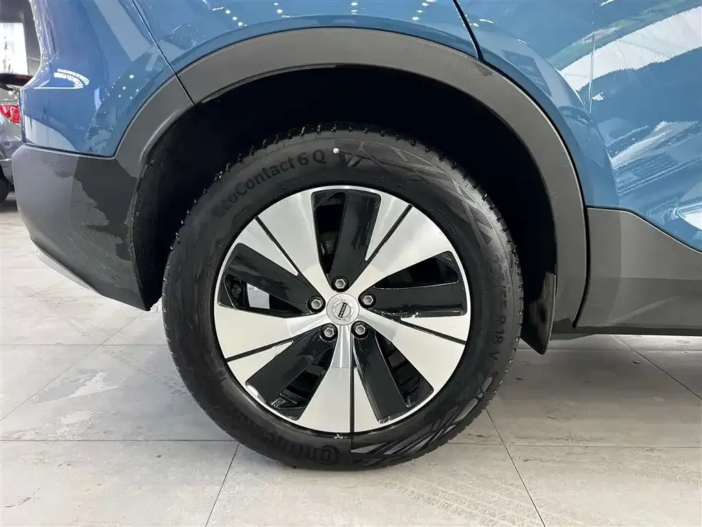 Volvo XC40 — фото 8