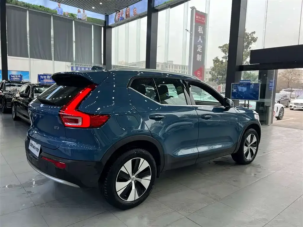 Volvo XC40 — фото 9